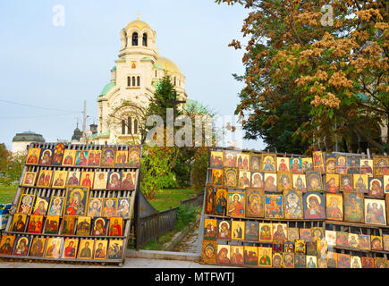 SOFIA, BULGARIA - 16 ottobre 2016: Icone per vendere nella parte anteriore del famoso Alexandr Nevsky a Sofia. Sofia è la capitale della Bulgaria. Foto Stock