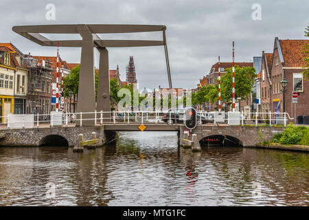 Ponte levatoio e gli edifici della città in uno dei principali canali di Alkmaar Paesi Bassi Olanda Foto Stock