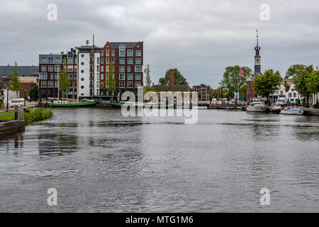 Porto di barche e primi edifici che si vede quando si entra nella città di Alkmaar paesi bassi olanda Foto Stock