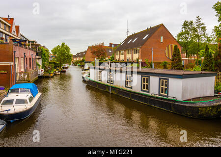 Canal e diversi tipi di involucro che lo circondano in un sobborgo della città di Alkmaar paesi bassi olanda Foto Stock