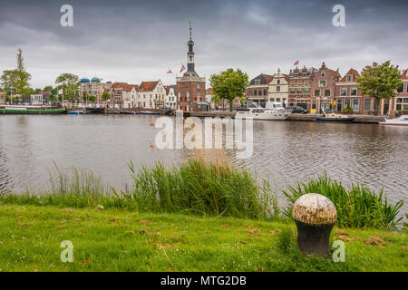 Vista dalla sponda opposta del canale del porto e della città di Alkmaar. Paesi Bassi Olanda Foto Stock