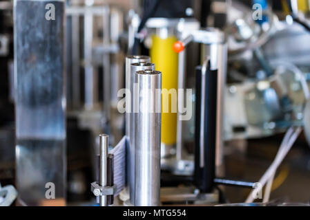 Dispositivo di etichettatura a moderna cantina vicino Foto Stock