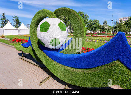 Samara, Russia - 27 Maggio 2018: installazione in forma di un pallone da calcio in Samara parco pubblico Foto Stock