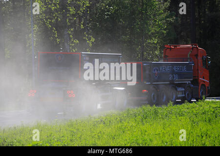 Orange la prossima generazione di Scania camion di ghiaia combinazione lascia la scia di polvere durante la prova di guida su Scania Tour 2018 di Lohja, Finlandia - 25 maggio 2018. Foto Stock