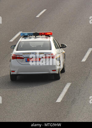 Polilce auto su autostrada,Israele Foto Stock