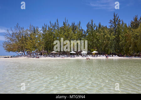 L'acqua limpida e spiagge bianche in Ile aux Cerfs, Mauritius Foto Stock