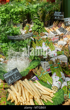 Frutta e verdura in vendita nel mercato di Borough, Londra Foto Stock