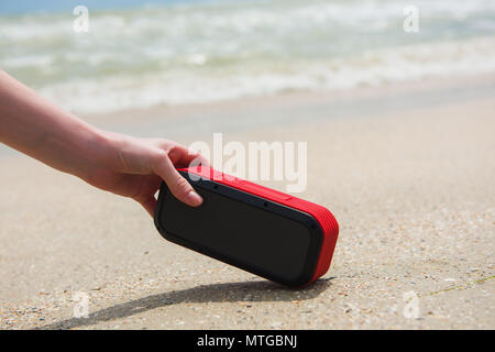 Mano femmina e red wireless usb esterno acustica Foto Stock