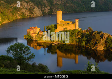 Saint-Just-Saint-Rambert, Francia - 15 Maggio 2018: Di proprietà privata, il castello di Grangent sorge su di un'isola nel lago artificiale risultante dalla bu Foto Stock