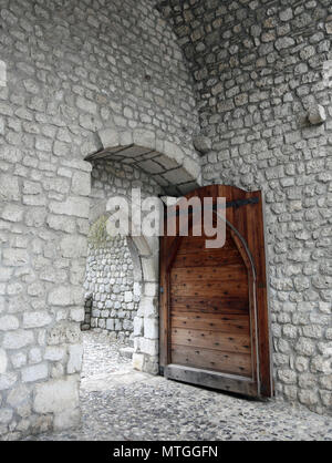 Antico borgo medievale legno massello porta aperta all'entrata di un villaggio Foto Stock