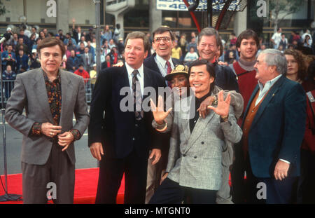 HOLLLYWOOD, CA - 12 giugno: (L-R) attori Walter Koenig, William Shatner, Leonard Nimoy, Nichelle Nichols, George Takei, togliere Kelley e James Doohan frequentare il cast di Star Trek mano e cerimonia di ingombro il 12 giugno 1991 presso il Teatro Cinese di Mann in Holllywood, California. Foto di Barry re/Alamy Stock Photo Foto Stock