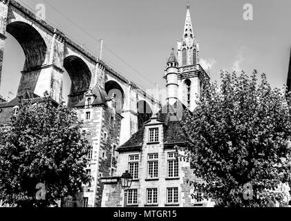 L'ottocento il viadotto in Morlaix, Brittany, Francia incombe sul paese sottostante. In bianco e nero. Foto Stock