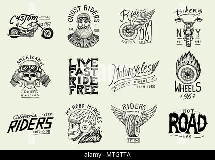 Moto e biker club modelli. Vintage cranio personalizzato emblemi Etichette, scudetti per t-shirt. In bianco e nero in stile retrò. Classic racing moto sportiva. Illustrazione Vettoriale