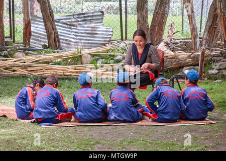 Villaggio Hanoo-Yogma e scuola di Ladakh Foto Stock