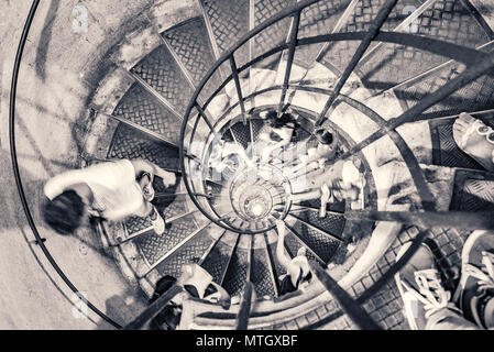 I turisti sulla scalinata circolare che conduce alla cima del Arc de Triomphe Foto Stock