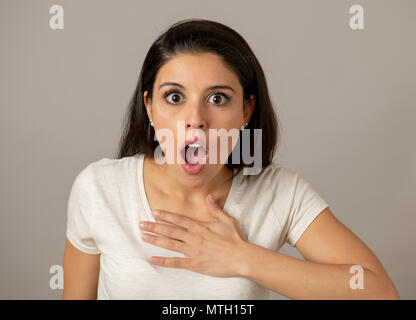 Close up ritratto di una giovane e bella latina donna ispanica con un sorpreso e scioccato faccia guardando terrorizzata con occhi spalancati e la bocca aperta.fa umana Foto Stock