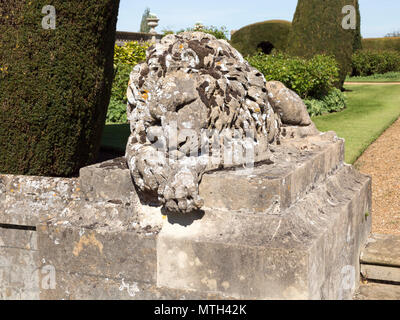 Leone di pietra scultura terrazza giardino Bowood House e giardini, Calne, Wiltshire, Inghilterra, Regno Unito Foto Stock