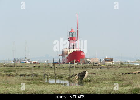 Red Lightship a Tollesbury stoppino Marina vista da attraverso il saltmarsh. Spazio per la copia. Nessuna proprietà o il modello di rilascio. Foto Stock