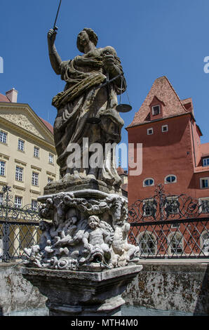 Le case aristocratiche medievali e le torri in Regensburg, Sito Patrimonio Mondiale dell'UNESCO, Baviera, Germania, Europa Foto Stock