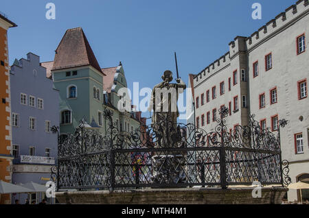 Le case aristocratiche medievali e le torri in Regensburg, Sito Patrimonio Mondiale dell'UNESCO, Baviera, Germania, Europa Foto Stock