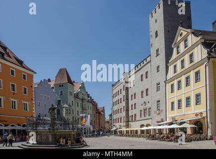 Le case aristocratiche medievali e le torri in Regensburg, Sito Patrimonio Mondiale dell'UNESCO, Baviera, Germania, Europa Foto Stock