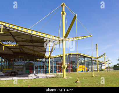 Renault centro distribuzione edificio progettato da Norman Foster 1982, ora lo spettro edificio, Swindon, Wiltshire, Inghilterra, Regno Unito Foto Stock