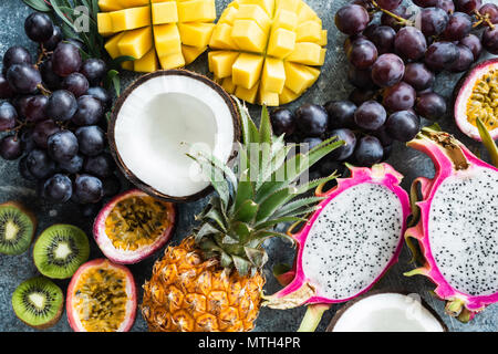 Grande assortimento di esotica frutta tropicale. Di granadiglie, dragonfruit, Mango, ananas, kiwi, uva e noce di cocco. Il cibo fresco sfondo. Mangiare sano, ve Foto Stock