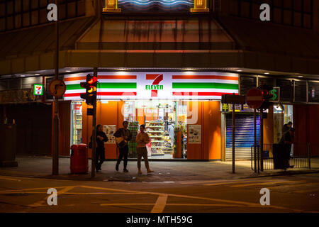 24 ore convenience store 7-11 o 7-Eleven apertura tutta la notte rendono luminosa strada di notte e la sicurezza di Hong Kong. Il 24 novembre 2017. Foto Stock