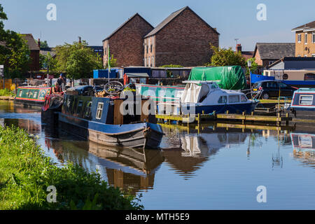 Viaggiare a base acquosa fabbro sul canale a Macclesfield Foto Stock