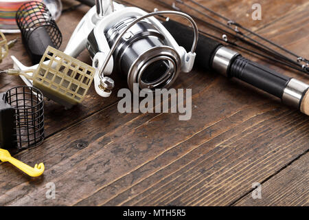 La pesca alimentatore e l'aspo. Punte diverse della verga di alimentatore per la pesca di fondo. spazio per il testo Foto Stock