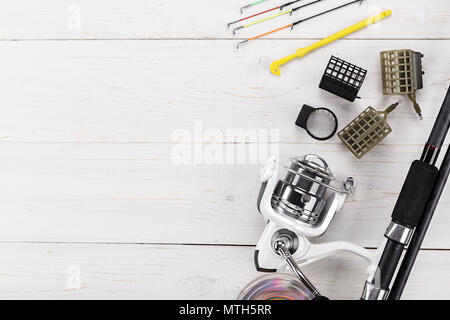 La pesca alimentatore e l'aspo. Punte diverse della verga di alimentatore per la pesca di fondo. spazio per il testo Foto Stock