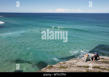 Watchng i surfisti a Bronte Beach a Sydney, NSW, Australia Foto Stock