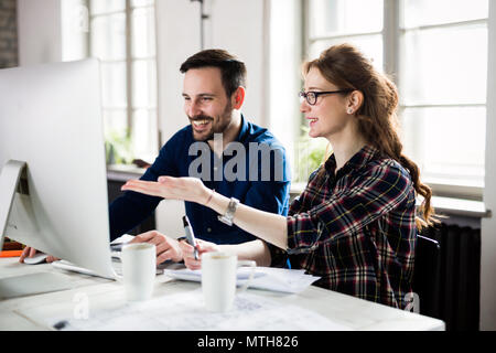 Giovani architetti che lavorano sul progetto in ufficio Foto Stock