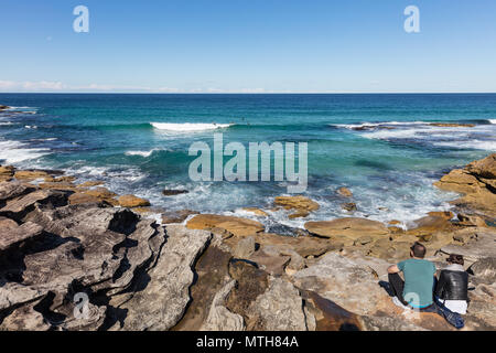 Guardando i surfisti di Bronte Beach a Sydney, NSW, Australia Foto Stock