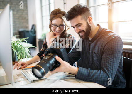 Due giovani designer che lavorano in ufficio moderno Foto Stock