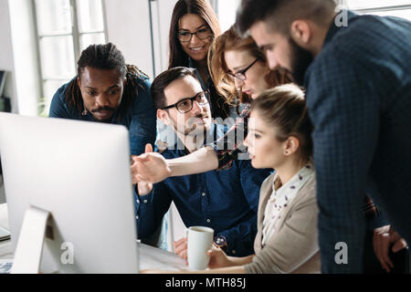 Giovani architetti che lavorano sul progetto in ufficio Foto Stock