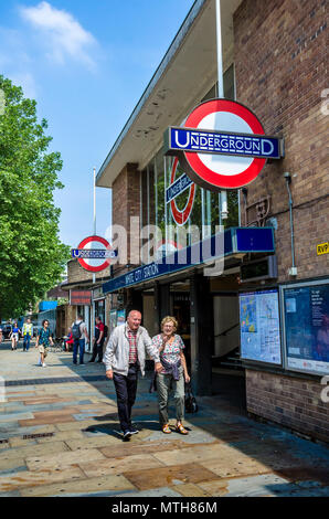 Una vista di fronte del White City Stazione della metropolitana di Londra come visto da Wood Lane. Foto Stock