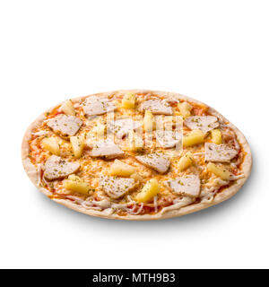 Una deliziosa pizza italiana con ananas e filetto di pollo isolati su sfondo bianco Foto Stock