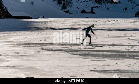 Pattinaggio sul lago ghiacciato, swisss montagne inverno Foto Stock