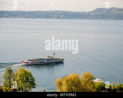 Nave crociera sul lago svizzera con antenna di montagne Foto Stock