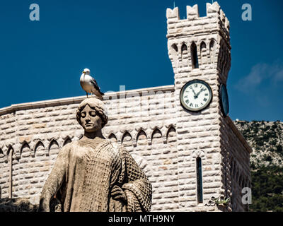 Piccolo seagull in piedi su una scultura monaco Foto Stock
