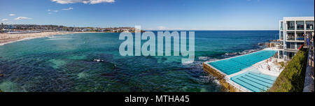 Vista panoramica della piscina che si affaccia Bondi Beach a Sydney, NSW, Australia Foto Stock