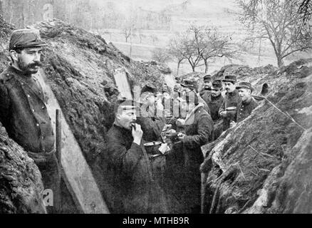 I soldati di mangiare in una trincea, 1914, Francia Foto Stock