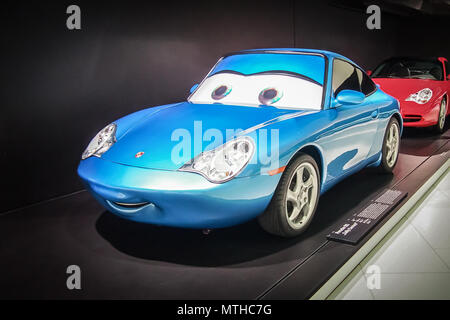 STUTTGART, Germania-Aprile 7, 2017: Real 2002 Porsche 911 'alleato Carrera' dalla Pixar computer-film animato di "macchine" nel museo Porsche Foto Stock