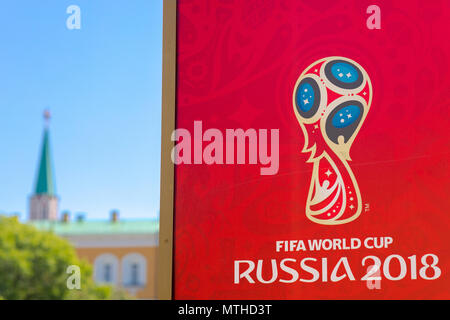 Mosca, Russia - 26 Maggio 2018: logo ufficiale della Coppa del Mondo FIFA 2018 in Russia stampato su uno sfondo rosso tela, a Piazza Manezh. Il Cremlino e Manezh sq Foto Stock