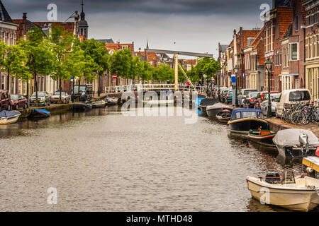 Vista panoramica di un canale con facciate di antichi palazzi e ponti levatoi nel centro di Alkmaar. Paesi Bassi Olanda Foto Stock