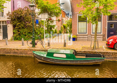 Barca tipica in un canale di un quartiere di Alkmaar. Paesi Bassi Olanda Foto Stock