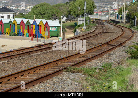 I binari ferroviari e cabine sulla spiaggia di Glencairn, simondstown, garden route, sud africa Foto Stock