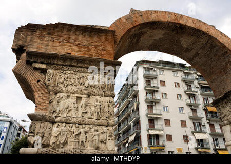 Salonicco, Grecia, 09/28/2017: Arco di Galerio e gli edifici in background Foto Stock