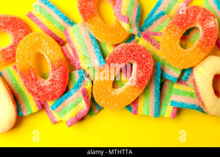 Caramelle con marmellata e zucchero colorata serie di diversi bambini dolci e delizie. Luminosa sullo sfondo di partito Foto Stock